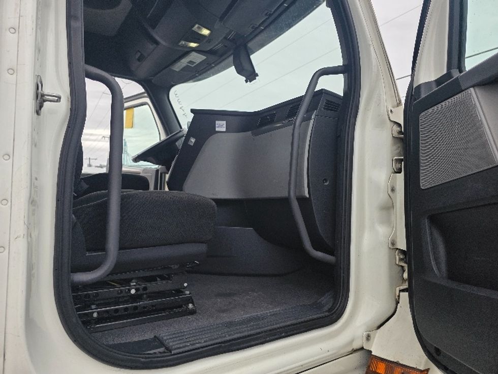 Sleeper Tractor-Heavy Duty Tractors-Freightliner-2020-T12664ST-Spokane Valley-WA-622,623\n\t\tmiles-$ 54,500 - Image 13