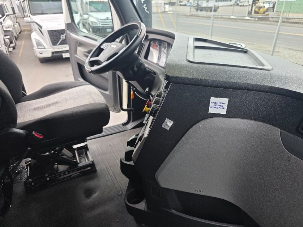 Sleeper Tractor-Heavy Duty Tractors-Freightliner-2020-T12664ST-Spokane Valley-WA-622,623\n\t\tmiles-$ 54,500 - Image 15