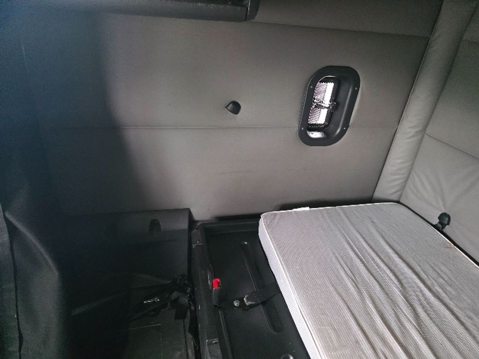 Sleeper Tractor-Heavy Duty Tractors-Freightliner-2020-T12664ST-Spokane Valley-WA-622,623\n\t\tmiles-$ 54,500 - Image 18