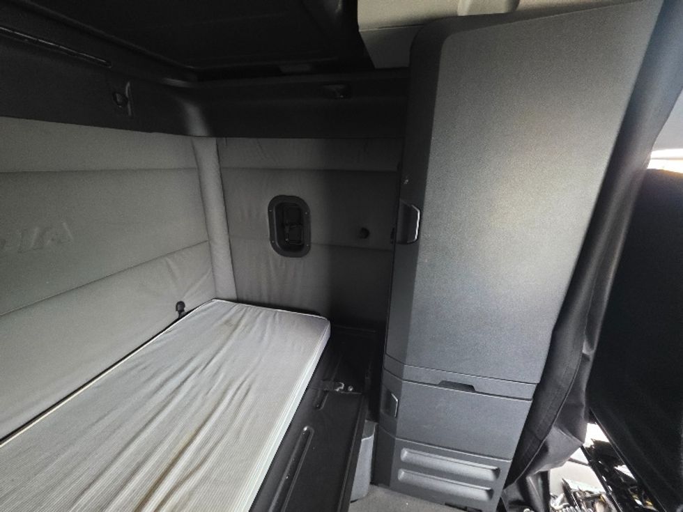 Sleeper Tractor-Heavy Duty Tractors-Freightliner-2020-T12664ST-Spokane Valley-WA-622,623\n\t\tmiles-$ 54,500 - Image 19