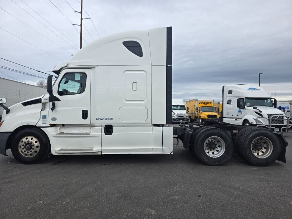 Sleeper Tractor-Heavy Duty Tractors-Freightliner-2020-T12664ST-Spokane Valley-WA-622,623\n\t\tmiles-$ 54,500 - Image 4