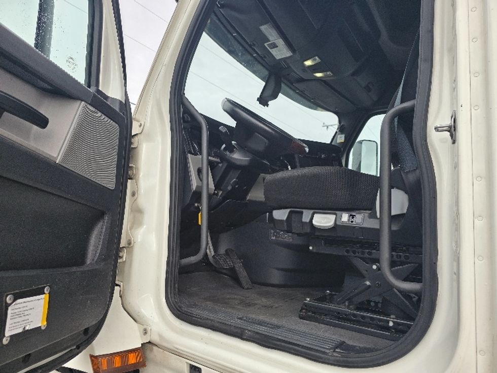 Sleeper Tractor-Heavy Duty Tractors-Freightliner-2020-T12664ST-Spokane Valley-WA-622,623\n\t\tmiles-$ 54,500 - Image 9