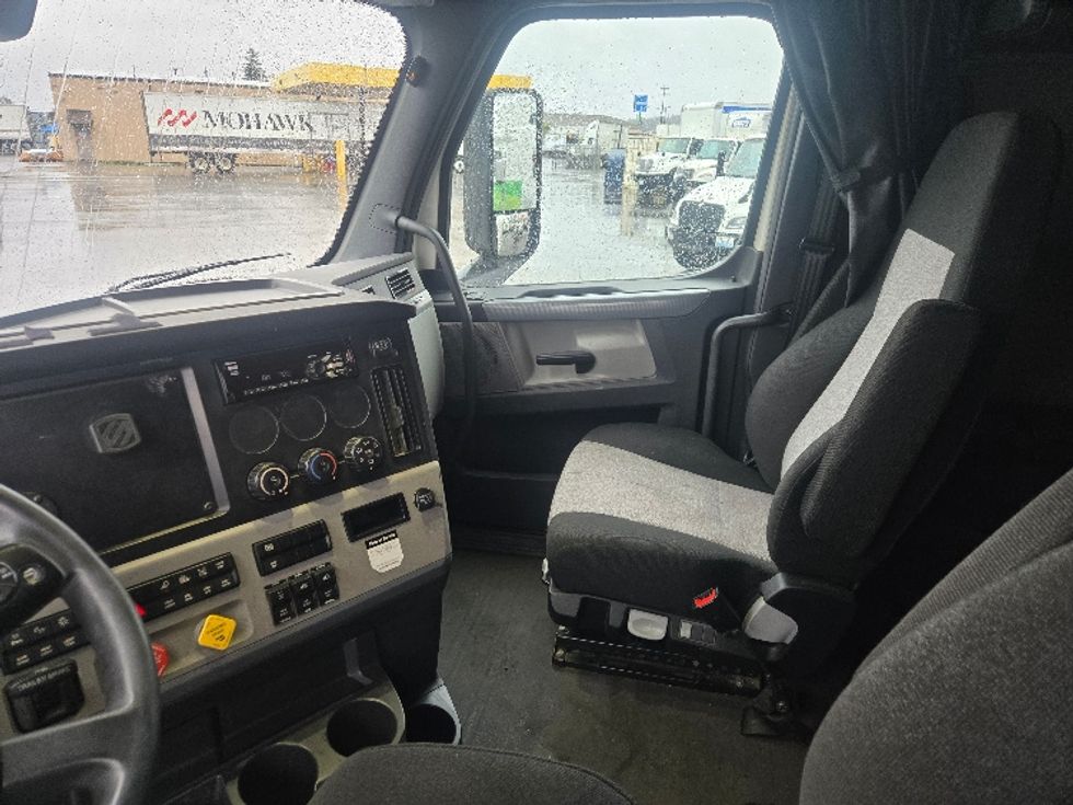 Sleeper Tractor-Heavy Duty Tractors-Freightliner-2020-T12664ST-Spokane Valley-WA-687,388\n\t\tmiles-$ 45,750 - Image 10