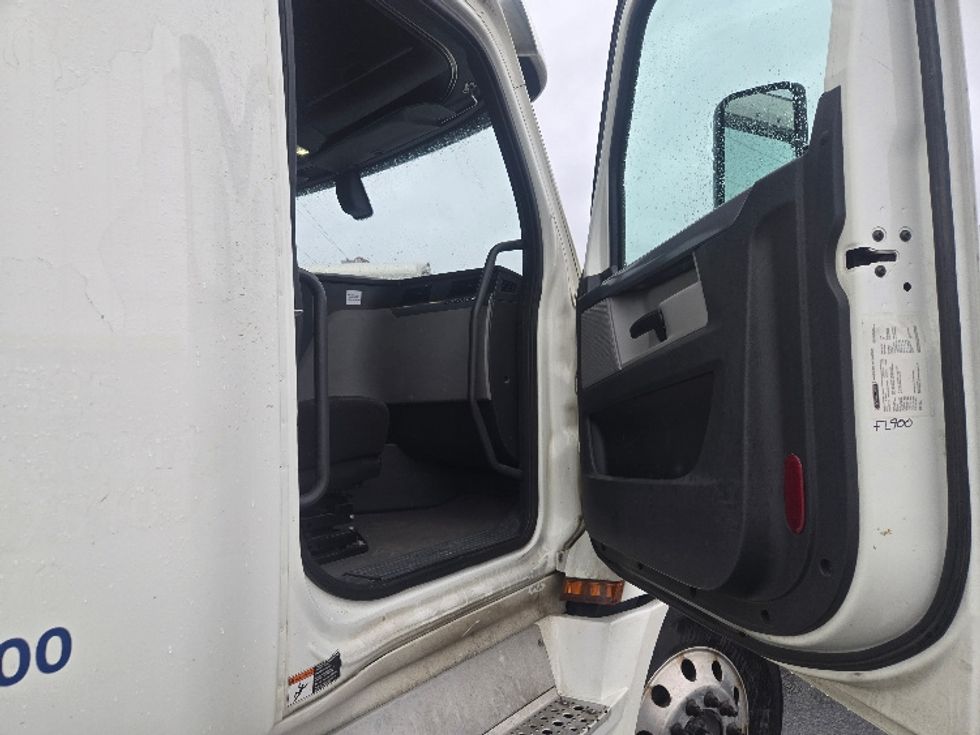 Sleeper Tractor-Heavy Duty Tractors-Freightliner-2020-T12664ST-Spokane Valley-WA-687,388\n\t\tmiles-$ 45,750 - Image 13