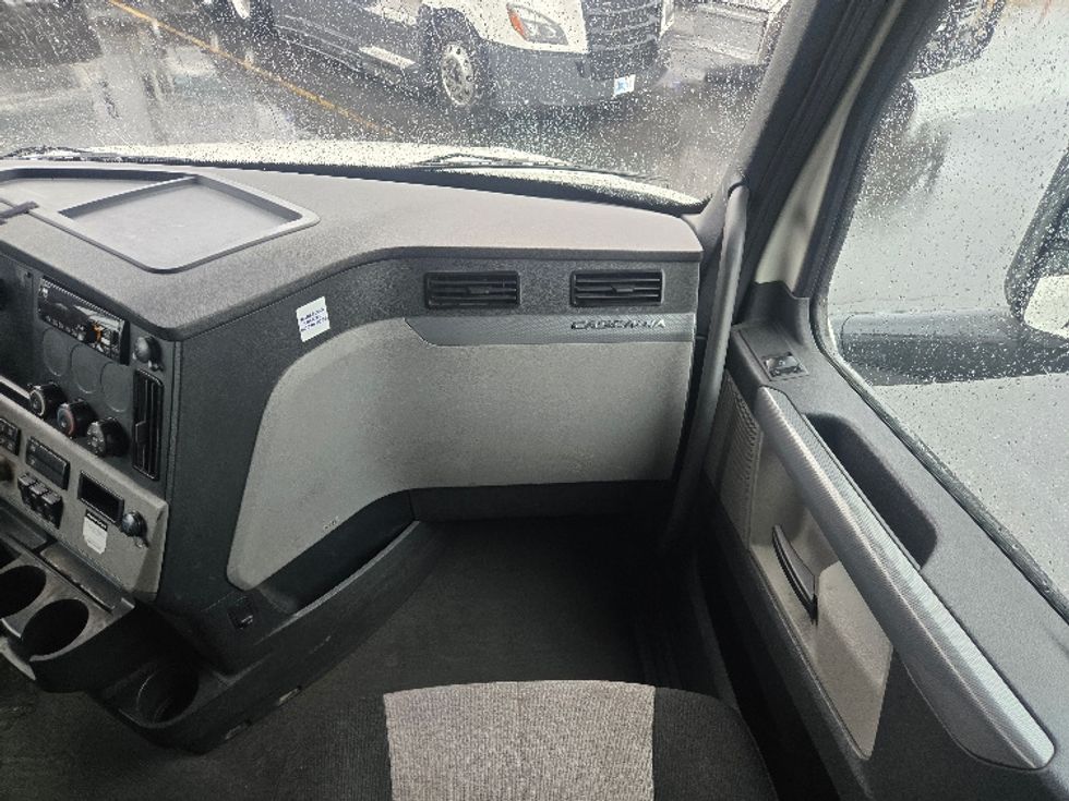 Sleeper Tractor-Heavy Duty Tractors-Freightliner-2020-T12664ST-Spokane Valley-WA-687,388\n\t\tmiles-$ 45,750 - Image 14
