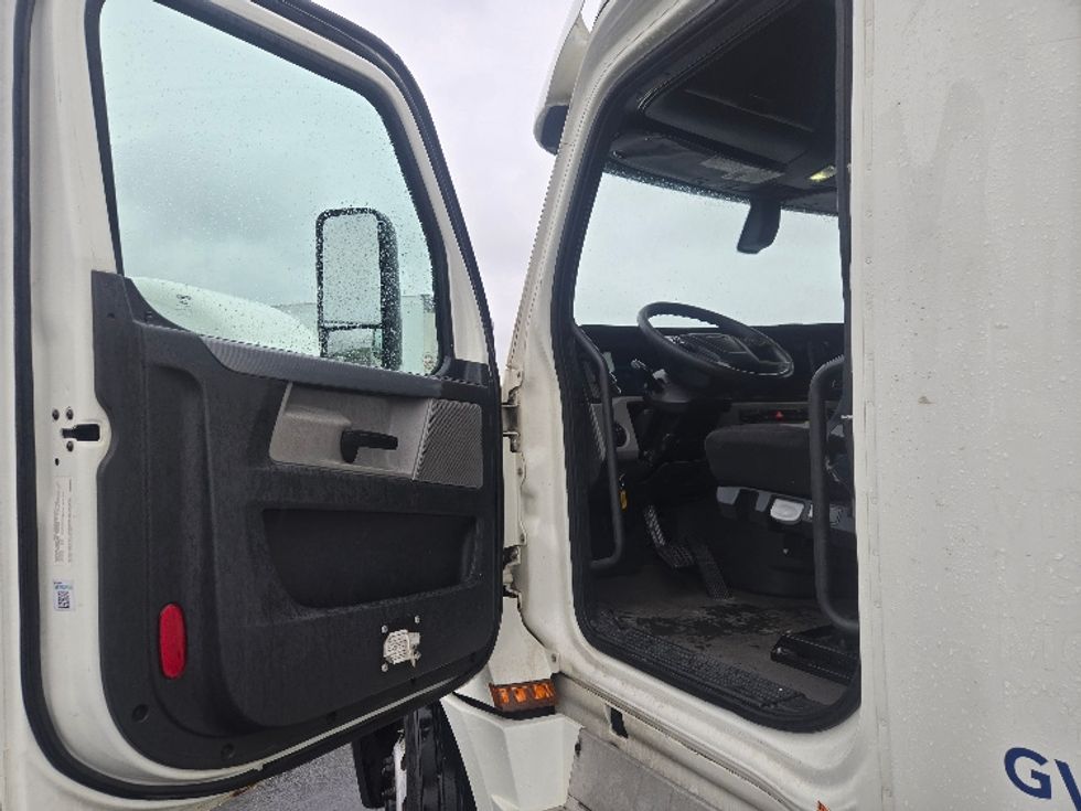 Sleeper Tractor-Heavy Duty Tractors-Freightliner-2020-T12664ST-Spokane Valley-WA-687,388\n\t\tmiles-$ 45,750 - Image 9