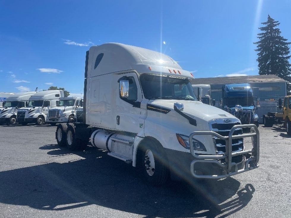 Sleeper Tractor-Heavy Duty Tractors-Freightliner-2020-T12664ST-Spokane Valley-WA-692,729\n\t\tmiles-$ 49,500 - Image 1