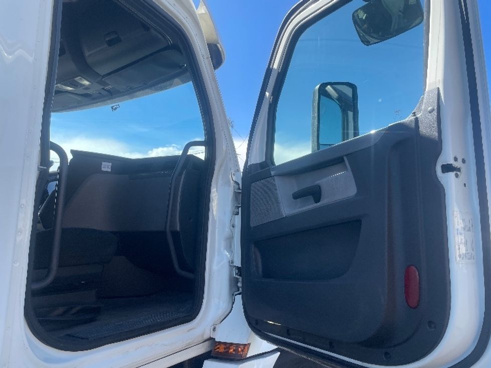 Sleeper Tractor-Heavy Duty Tractors-Freightliner-2020-T12664ST-Spokane Valley-WA-692,729\n\t\tmiles-$ 49,500 - Image 12