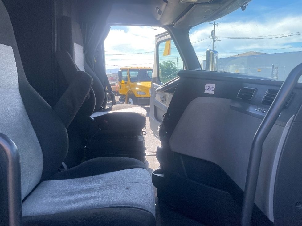 Sleeper Tractor-Heavy Duty Tractors-Freightliner-2020-T12664ST-Spokane Valley-WA-692,729\n\t\tmiles-$ 49,500 - Image 14