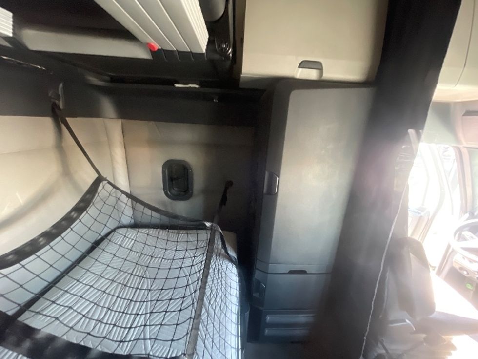 Sleeper Tractor-Heavy Duty Tractors-Freightliner-2020-T12664ST-Spokane Valley-WA-692,729\n\t\tmiles-$ 49,500 - Image 17