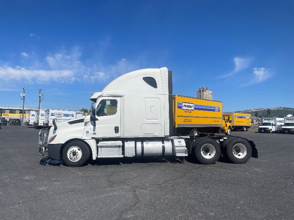 Sleeper Tractor-Heavy Duty Tractors-Freightliner-2020-T12664ST-Spokane Valley-WA-692,729\n\t\tmiles-$ 49,500 - Image 4