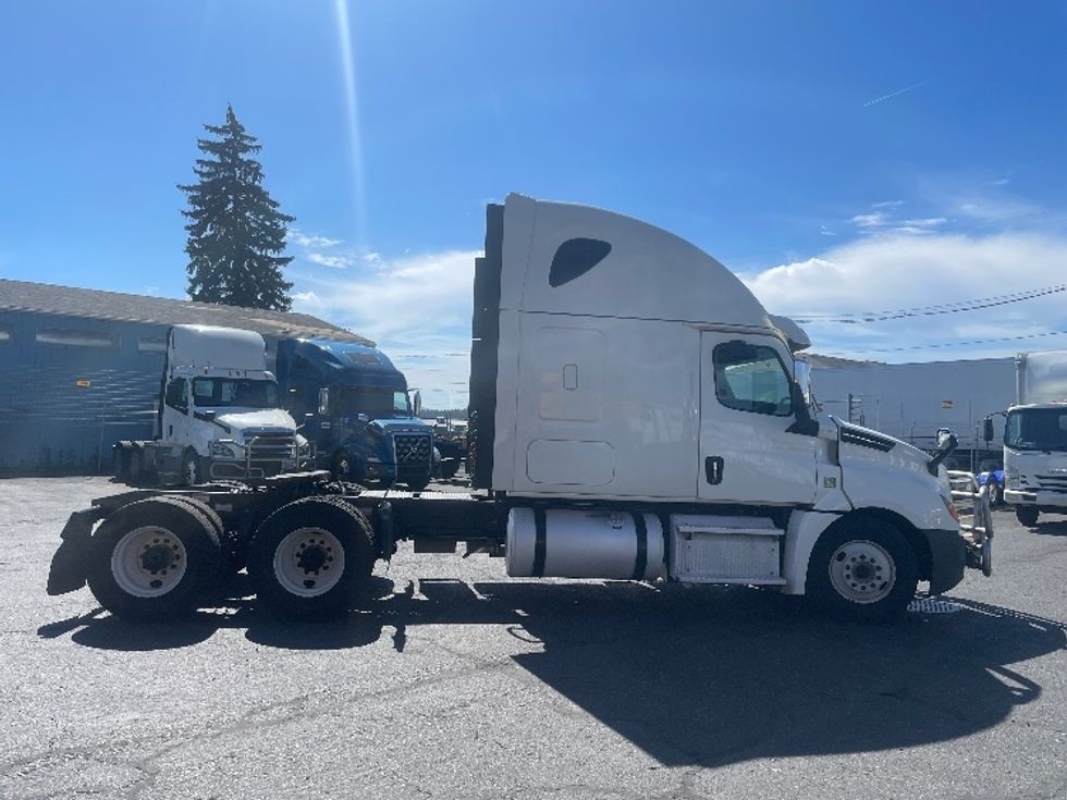 Sleeper Tractor-Heavy Duty Tractors-Freightliner-2020-T12664ST-Spokane Valley-WA-692,729\n\t\tmiles-$ 49,500 - Image 8