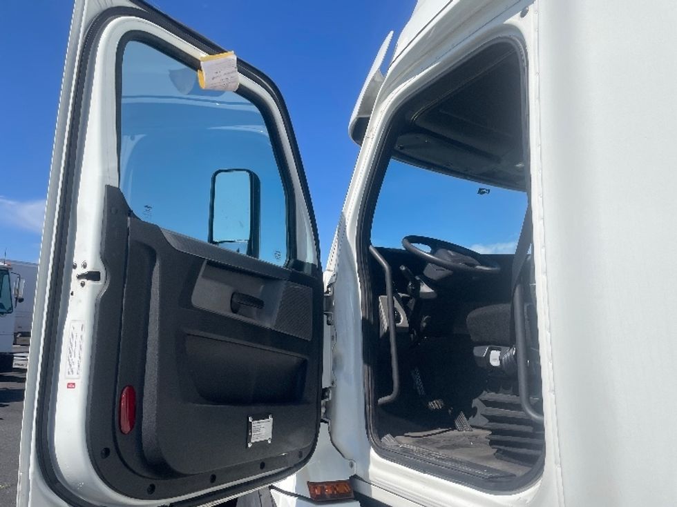 Sleeper Tractor-Heavy Duty Tractors-Freightliner-2020-T12664ST-Spokane Valley-WA-692,729\n\t\tmiles-$ 49,500 - Image 9