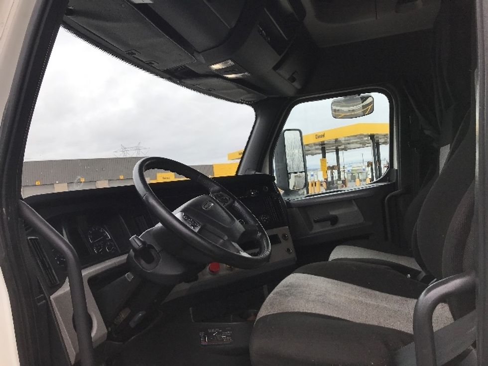 Sleeper Tractor-Heavy Duty Tractors-Freightliner-2020-T12664ST-Ste-Foy-PQ-834,577\n\t\tkm-$ 76,250 - Image 10