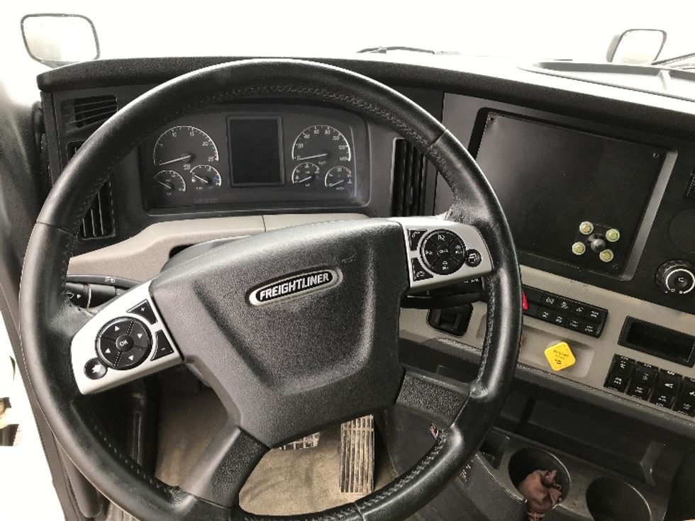 Sleeper Tractor-Heavy Duty Tractors-Freightliner-2020-T12664ST-Ste-Foy-PQ-834,577\n\t\tkm-$ 76,250 - Image 11