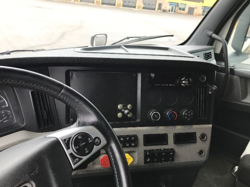 Sleeper Tractor-Heavy Duty Tractors-Freightliner-2020-T12664ST-Ste-Foy-PQ-834,577\n\t\tkm-$ 76,250 - Image 12