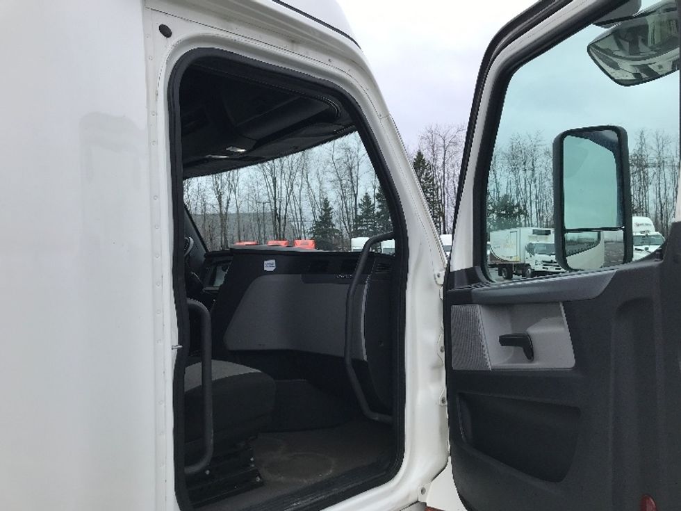 Sleeper Tractor-Heavy Duty Tractors-Freightliner-2020-T12664ST-Ste-Foy-PQ-834,577\n\t\tkm-$ 76,250 - Image 13