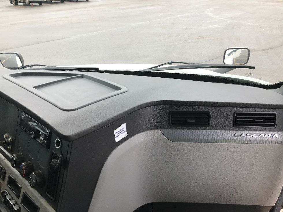 Sleeper Tractor-Heavy Duty Tractors-Freightliner-2020-T12664ST-Ste-Foy-PQ-834,577\n\t\tkm-$ 76,250 - Image 14