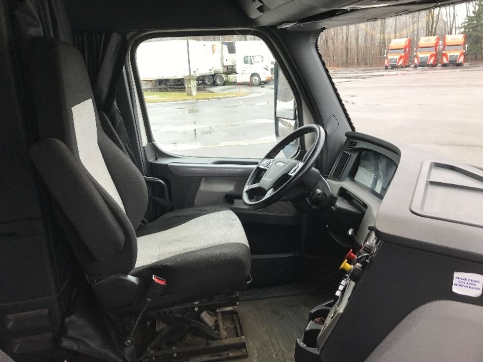 Sleeper Tractor-Heavy Duty Tractors-Freightliner-2020-T12664ST-Ste-Foy-PQ-834,577\n\t\tkm-$ 76,250 - Image 15