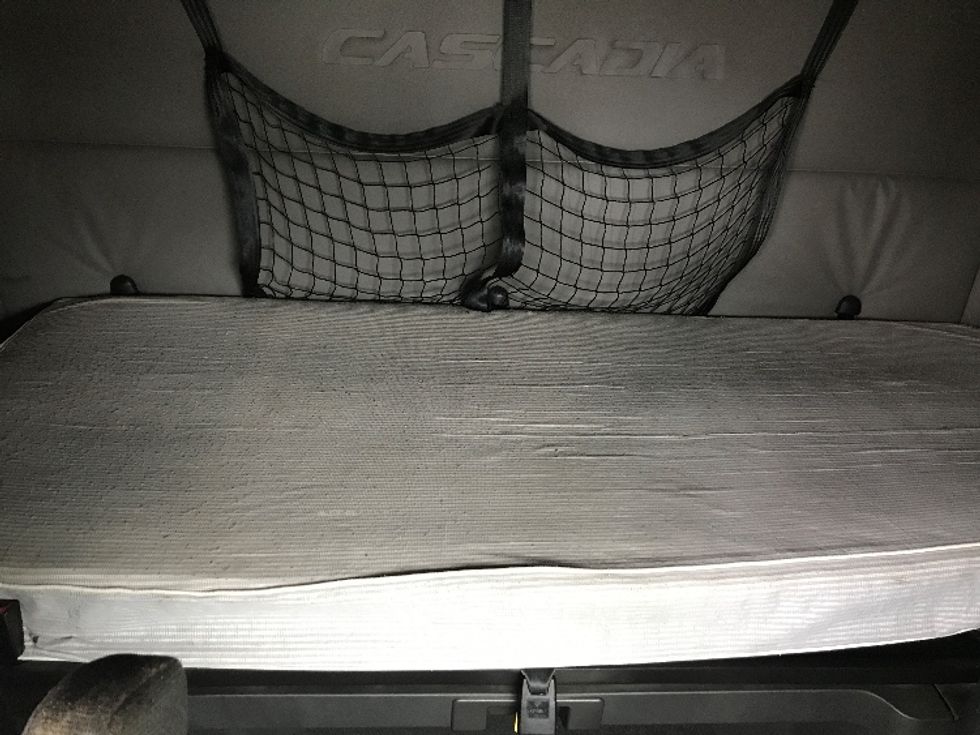 Sleeper Tractor-Heavy Duty Tractors-Freightliner-2020-T12664ST-Ste-Foy-PQ-834,577\n\t\tkm-$ 76,250 - Image 16