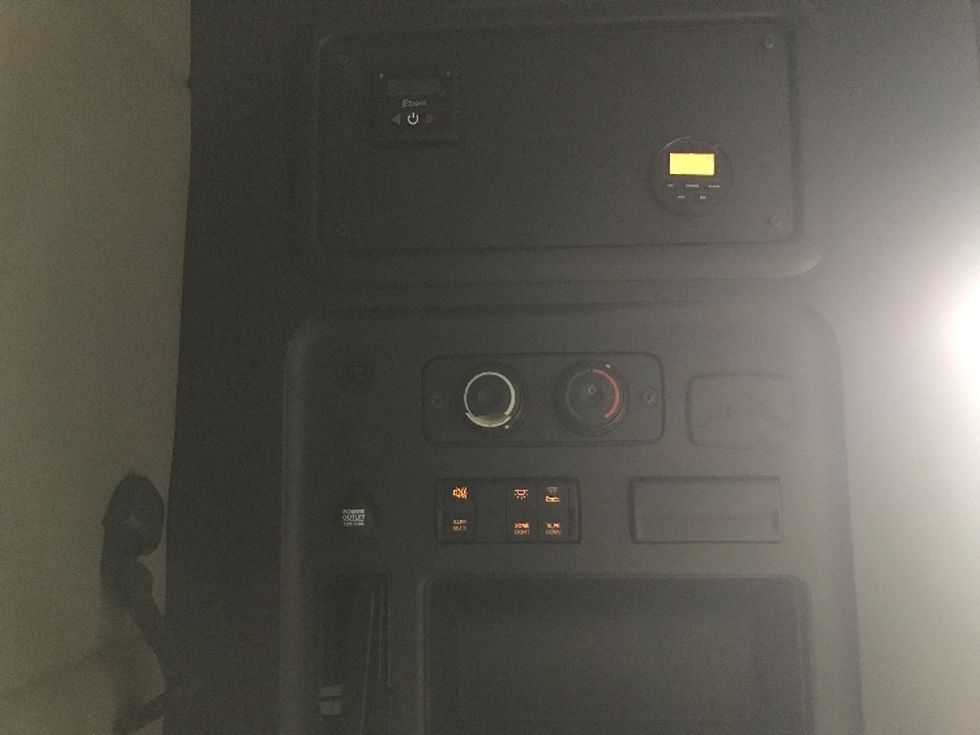 Sleeper Tractor-Heavy Duty Tractors-Freightliner-2020-T12664ST-Ste-Foy-PQ-834,577\n\t\tkm-$ 76,250 - Image 18