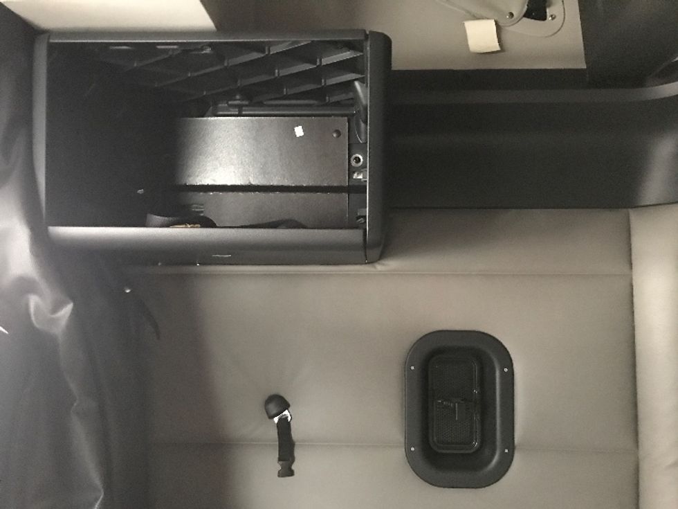 Sleeper Tractor-Heavy Duty Tractors-Freightliner-2020-T12664ST-Ste-Foy-PQ-834,577\n\t\tkm-$ 76,250 - Image 19