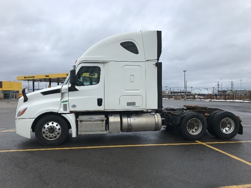 Sleeper Tractor-Heavy Duty Tractors-Freightliner-2020-T12664ST-Ste-Foy-PQ-834,577\n\t\tkm-$ 76,250 - Image 4