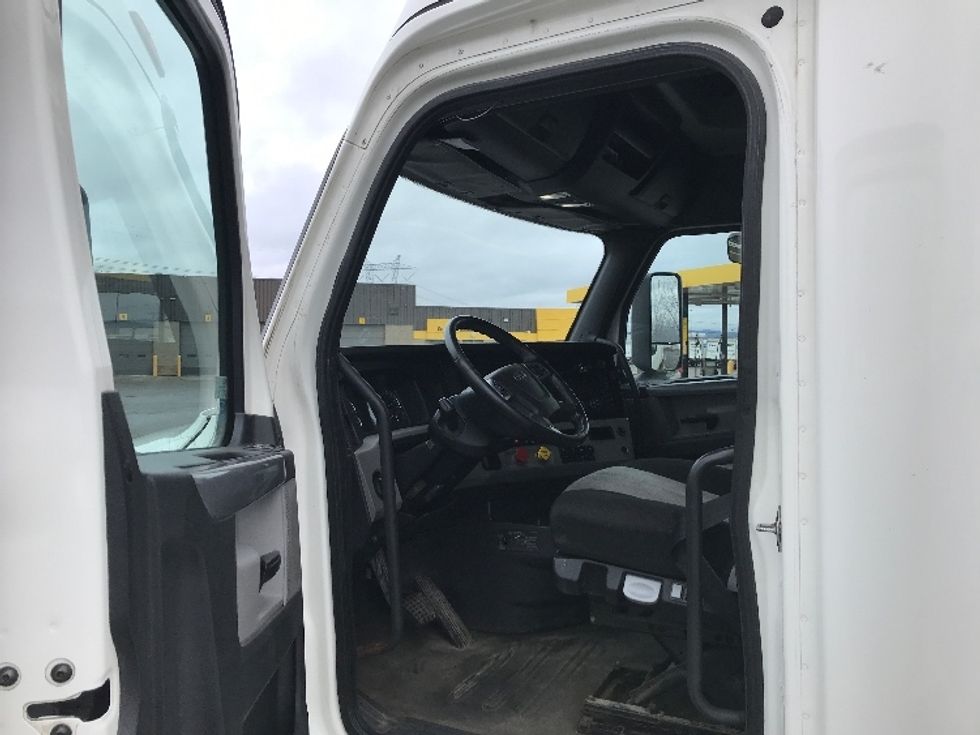 Sleeper Tractor-Heavy Duty Tractors-Freightliner-2020-T12664ST-Ste-Foy-PQ-834,577\n\t\tkm-$ 76,250 - Image 9