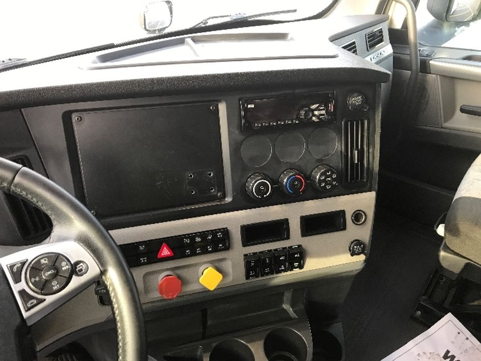 Sleeper Tractor-Heavy Duty Tractors-Freightliner-2020-T12664ST-Ste-Foy-PQ-924,147\n\t\tkm-$ 70,250 - Image 12