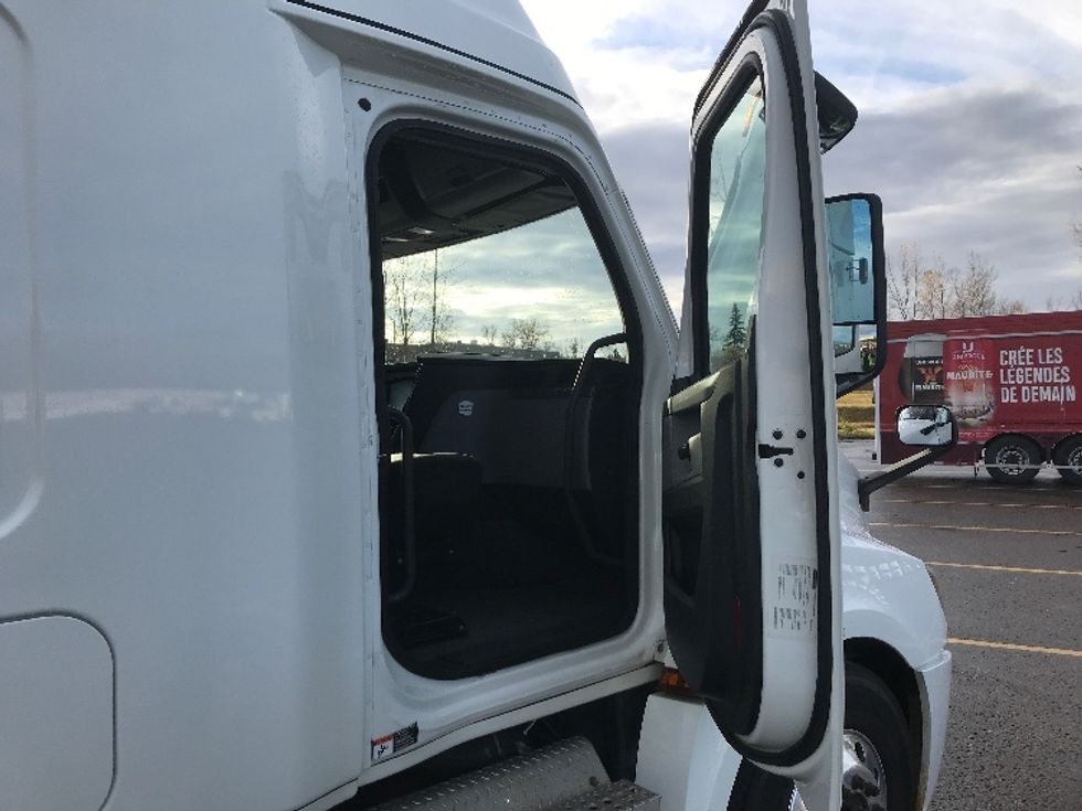 Sleeper Tractor-Heavy Duty Tractors-Freightliner-2020-T12664ST-Ste-Foy-PQ-924,147\n\t\tkm-$ 70,250 - Image 13