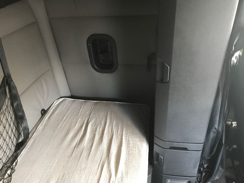 Sleeper Tractor-Heavy Duty Tractors-Freightliner-2020-T12664ST-Ste-Foy-PQ-924,147\n\t\tkm-$ 70,250 - Image 16