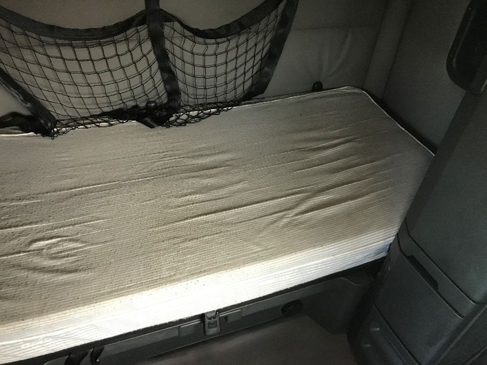 Sleeper Tractor-Heavy Duty Tractors-Freightliner-2020-T12664ST-Ste-Foy-PQ-924,147\n\t\tkm-$ 70,250 - Image 17