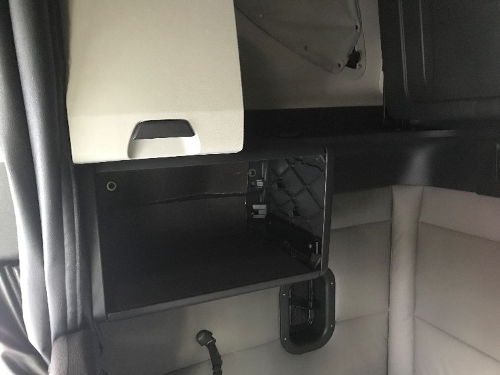 Sleeper Tractor-Heavy Duty Tractors-Freightliner-2020-T12664ST-Ste-Foy-PQ-924,147\n\t\tkm-$ 70,250 - Image 19