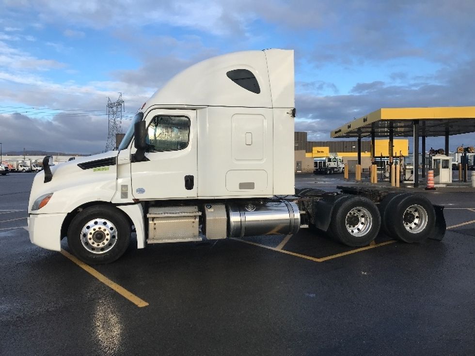 Sleeper Tractor-Heavy Duty Tractors-Freightliner-2020-T12664ST-Ste-Foy-PQ-924,147\n\t\tkm-$ 70,250 - Image 4