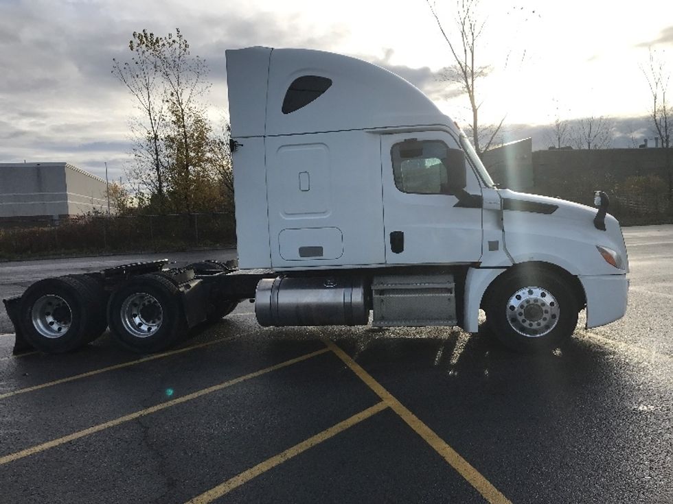 Sleeper Tractor-Heavy Duty Tractors-Freightliner-2020-T12664ST-Ste-Foy-PQ-924,147\n\t\tkm-$ 70,250 - Image 8