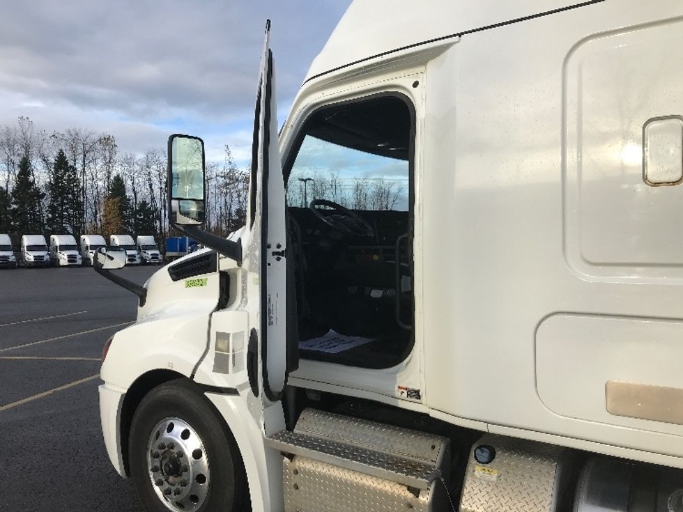 Sleeper Tractor-Heavy Duty Tractors-Freightliner-2020-T12664ST-Ste-Foy-PQ-924,147\n\t\tkm-$ 70,250 - Image 9