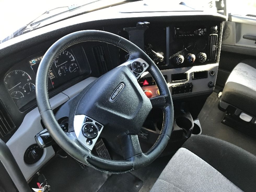 Sleeper Tractor-Heavy Duty Tractors-Freightliner-2020-T12664ST-Ste-Foy-PQ-929,166\n\t\tkm-$ 71,500 - Image 10