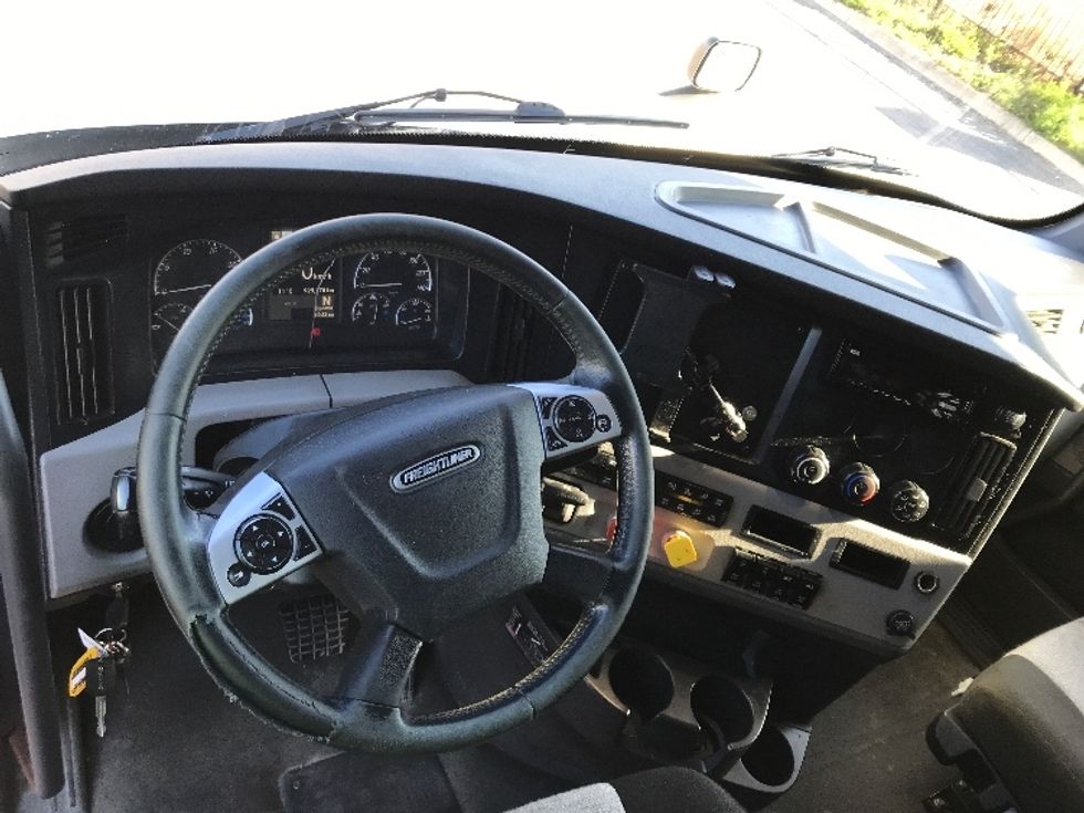 Sleeper Tractor-Heavy Duty Tractors-Freightliner-2020-T12664ST-Ste-Foy-PQ-929,166\n\t\tkm-$ 71,500 - Image 11