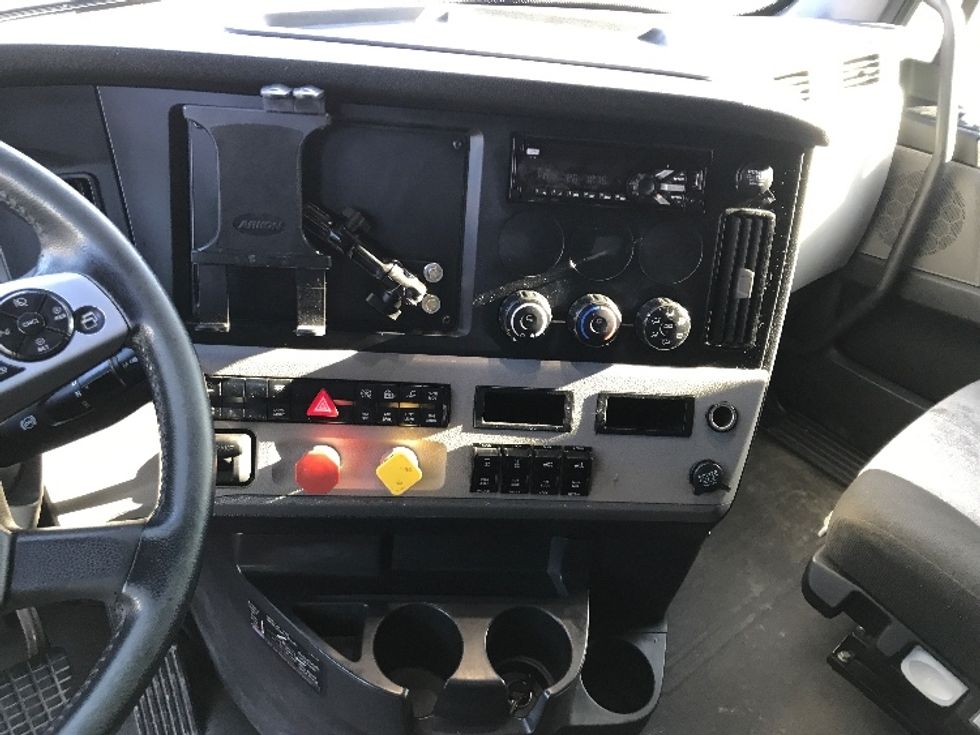 Sleeper Tractor-Heavy Duty Tractors-Freightliner-2020-T12664ST-Ste-Foy-PQ-929,166\n\t\tkm-$ 71,500 - Image 12