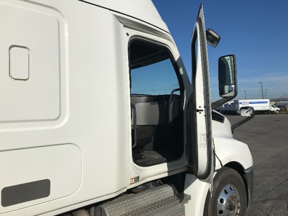 Sleeper Tractor-Heavy Duty Tractors-Freightliner-2020-T12664ST-Ste-Foy-PQ-929,166\n\t\tkm-$ 71,500 - Image 13