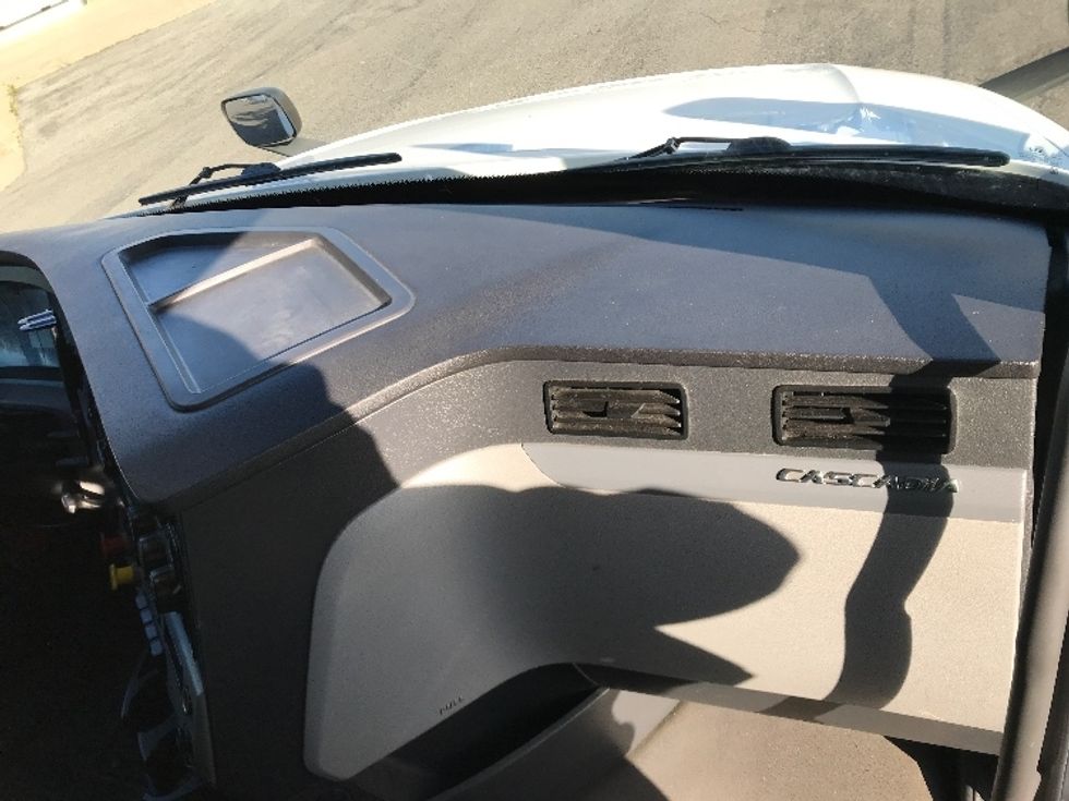 Sleeper Tractor-Heavy Duty Tractors-Freightliner-2020-T12664ST-Ste-Foy-PQ-929,166\n\t\tkm-$ 71,500 - Image 14