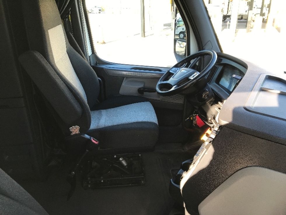 Sleeper Tractor-Heavy Duty Tractors-Freightliner-2020-T12664ST-Ste-Foy-PQ-929,166\n\t\tkm-$ 71,500 - Image 15