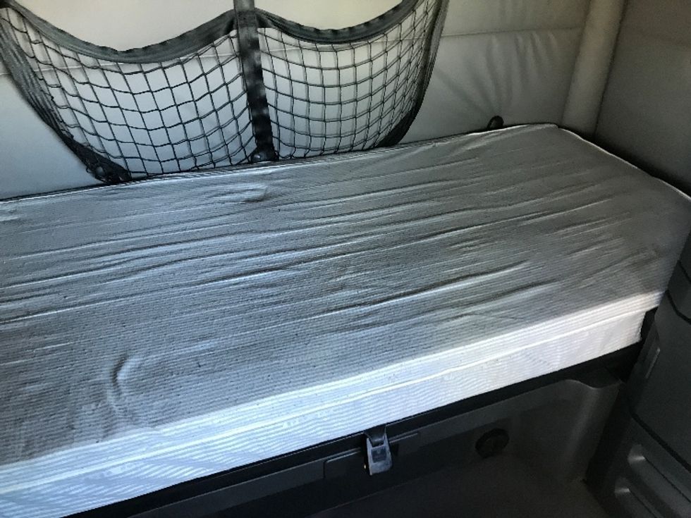 Sleeper Tractor-Heavy Duty Tractors-Freightliner-2020-T12664ST-Ste-Foy-PQ-929,166\n\t\tkm-$ 71,500 - Image 16