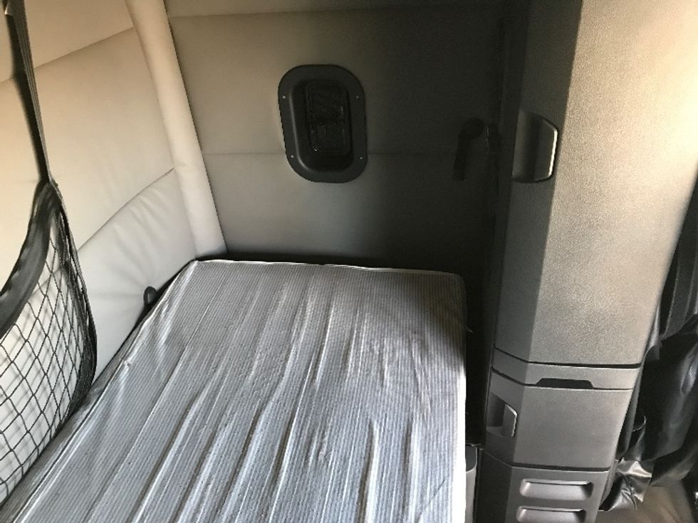 Sleeper Tractor-Heavy Duty Tractors-Freightliner-2020-T12664ST-Ste-Foy-PQ-929,166\n\t\tkm-$ 71,500 - Image 18