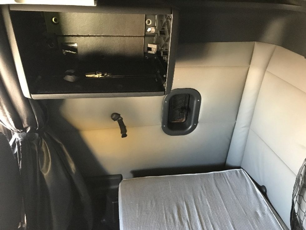 Sleeper Tractor-Heavy Duty Tractors-Freightliner-2020-T12664ST-Ste-Foy-PQ-929,166\n\t\tkm-$ 71,500 - Image 19