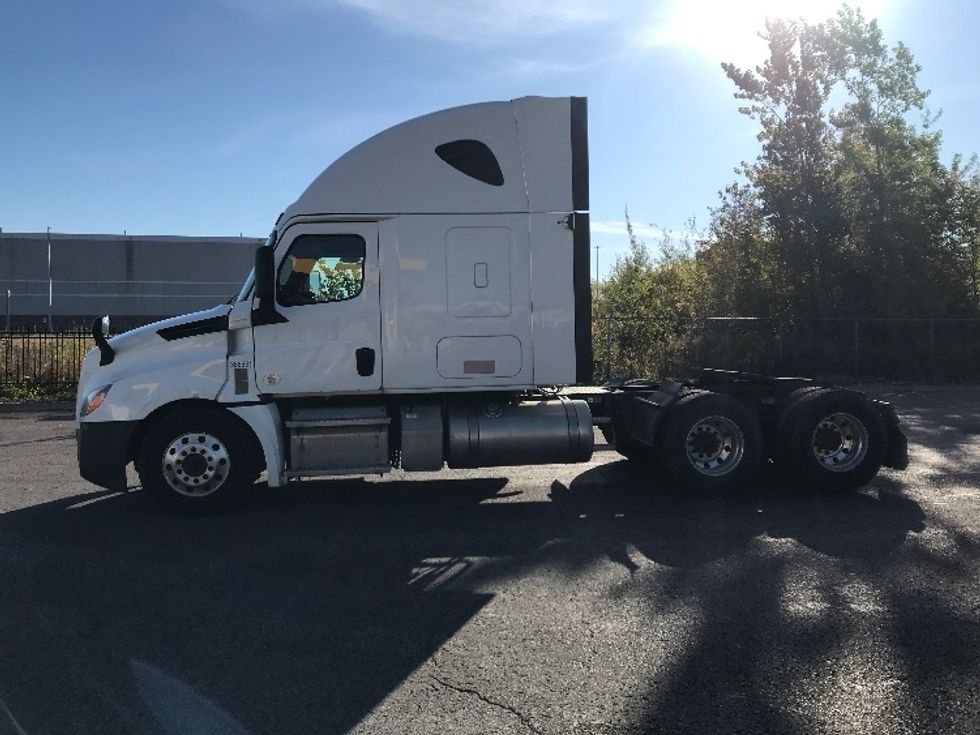 Sleeper Tractor-Heavy Duty Tractors-Freightliner-2020-T12664ST-Ste-Foy-PQ-929,166\n\t\tkm-$ 71,500 - Image 4