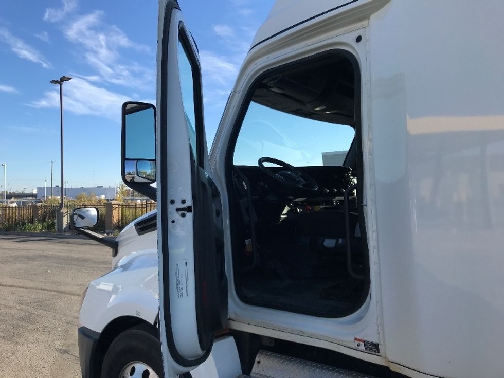 Sleeper Tractor-Heavy Duty Tractors-Freightliner-2020-T12664ST-Ste-Foy-PQ-929,166\n\t\tkm-$ 71,500 - Image 9