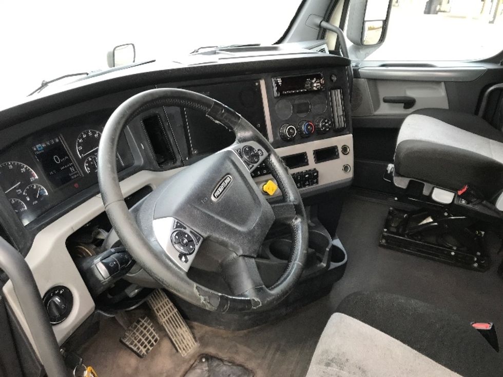 Sleeper Tractor-Heavy Duty Tractors-Freightliner-2020-T12664ST-Ste-Foy-PQ-944,636\n\t\tkm-$ 69,750 - Image 10