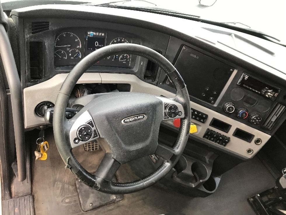 Sleeper Tractor-Heavy Duty Tractors-Freightliner-2020-T12664ST-Ste-Foy-PQ-944,636\n\t\tkm-$ 69,750 - Image 11
