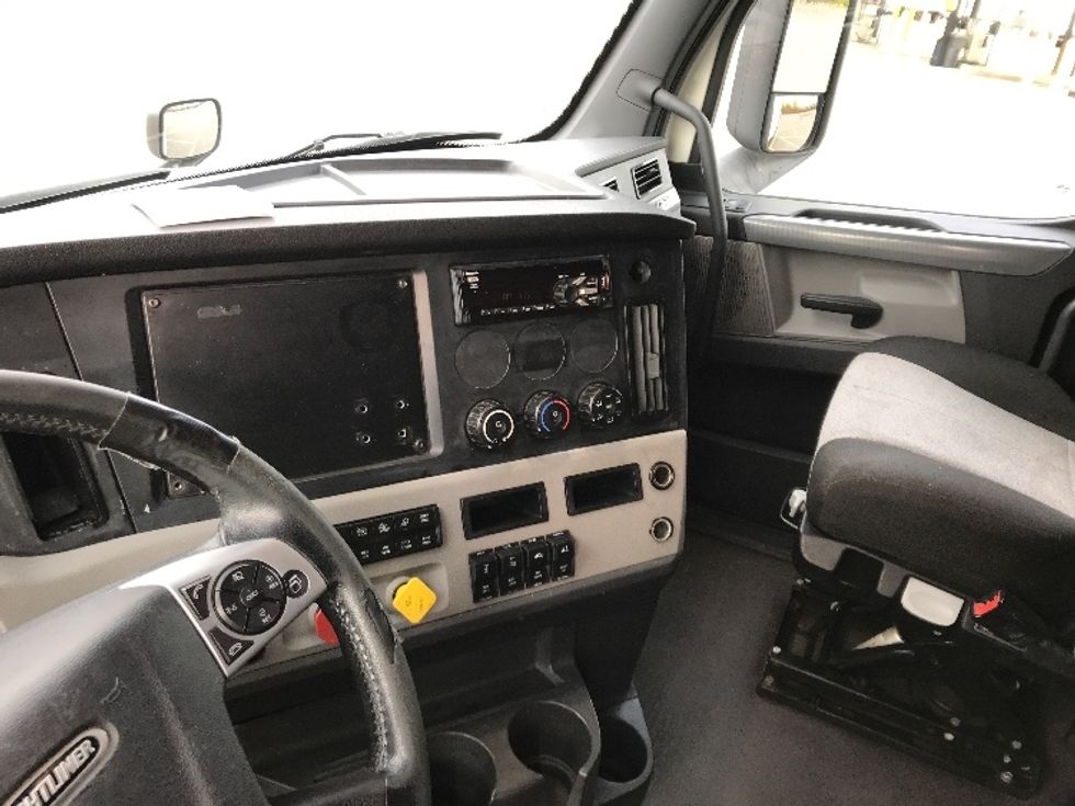 Sleeper Tractor-Heavy Duty Tractors-Freightliner-2020-T12664ST-Ste-Foy-PQ-944,636\n\t\tkm-$ 69,750 - Image 12